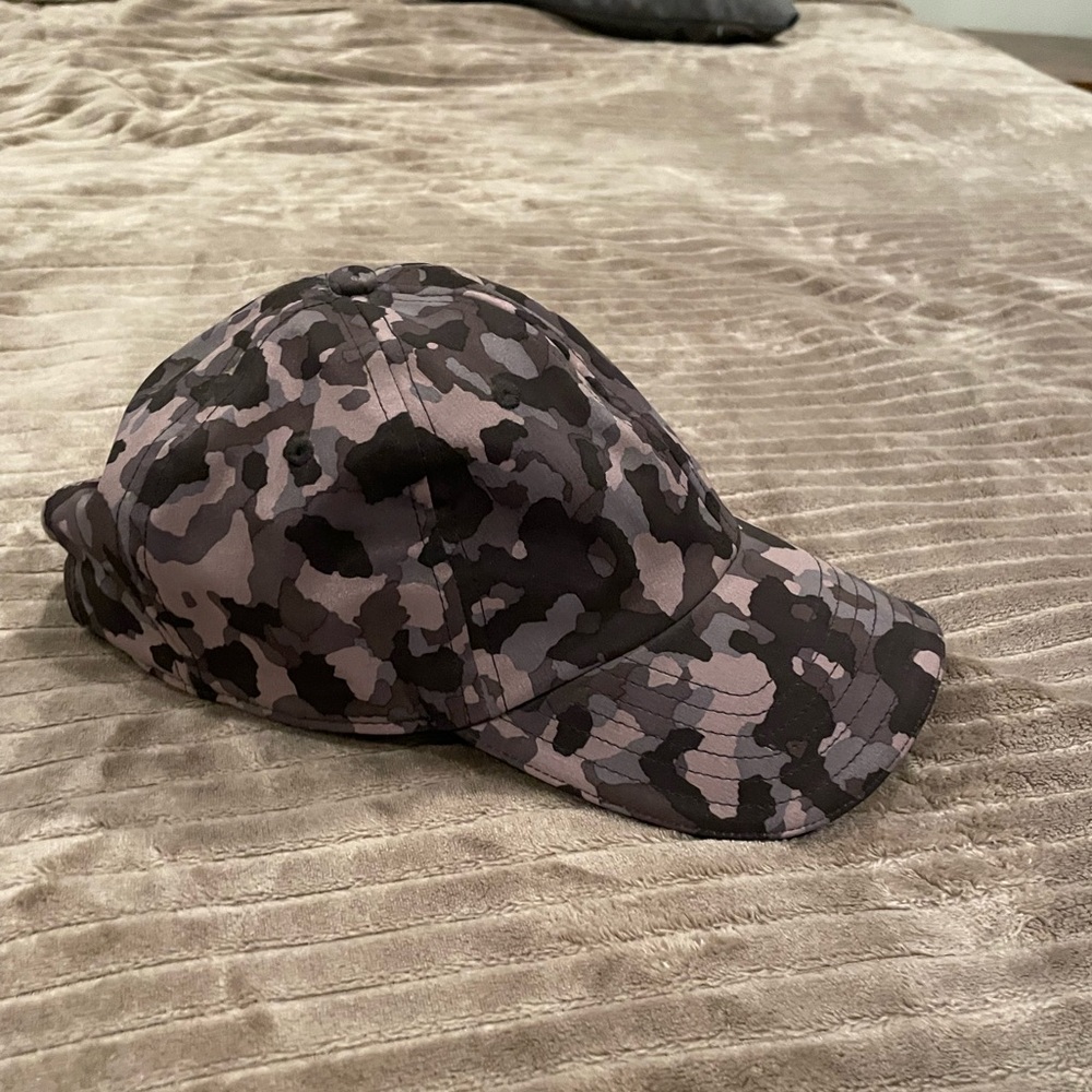 Athlete Women’s Black Gray Camo Workout Cap Reflective Hat One Size Fits All